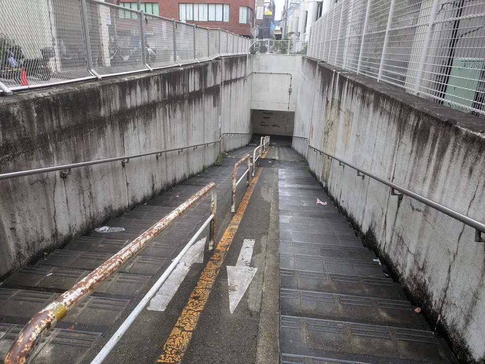 相模大野駅の北側の地下歩道（南区相模大野8丁目付近、相模大野立体交差の南西）の周辺の様子（2026年9月撮影）
